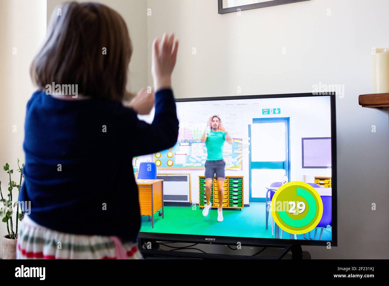 Alice Young, 6 Jahre alt, aus Wimbledon nimmt an einer PE-Klasse mit Joe Wicks, die die nationÕs PE-Lehrer Streaming-Klassen online während des Coronavirus Ausbruch geworden ist und während Schulen geschlossen bleiben. Bildnachweis sollte lauten: Katie Collins/EMPICS/Alamy Stockfoto