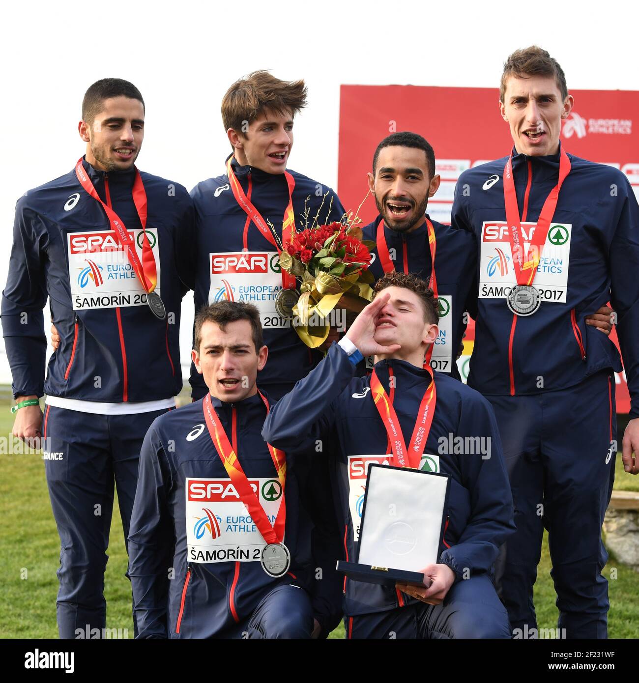 Das französische Team Ilyes Boum, Louis Gilavert, Pierrick Jocteur-Monrozier, Yani Khelaf, Pierre Proust und Antoine Senard gewinnen am U20. Und 10. Dezember 2017 in Samorin, Slovaquia, die Silbermedaille auf Cross Country 2017 bei der Europameisterschaft 09 - Foto Stephane Kempinaire / KMSP / DPPI Stockfoto