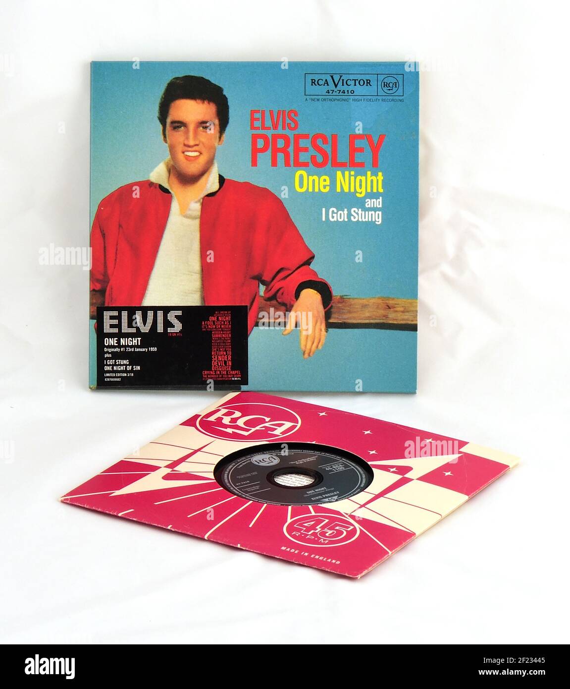 Mini-CD-Nachbildung der Original-Single 'One Night' aus dem Jahr No1 in Großbritannien - der 1000th Song, um es zu tun. Stockfoto