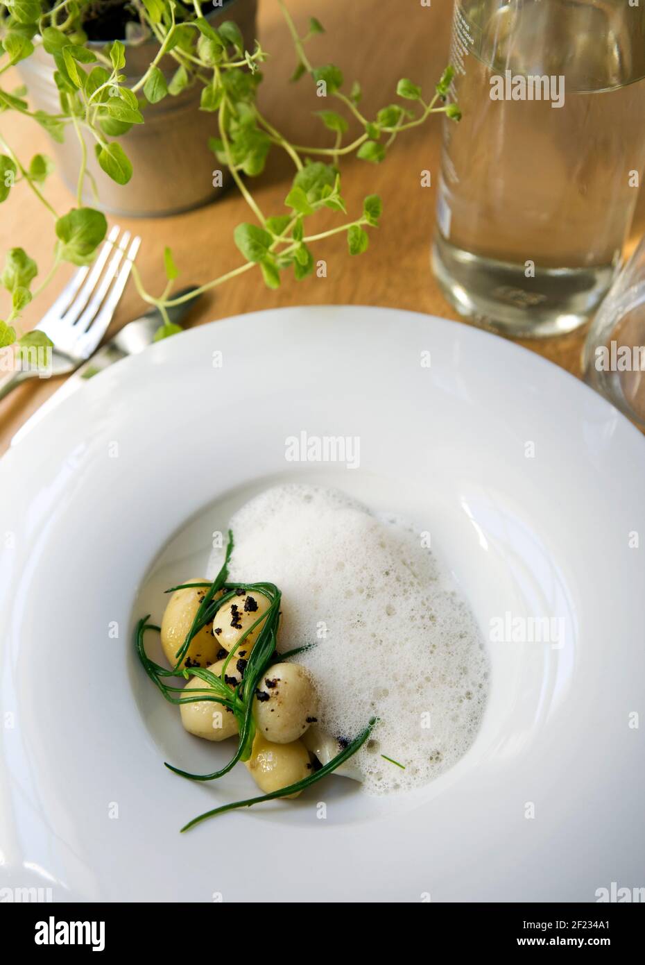 * nur für den Abendgebrauch Standard - Gebühren können anfallen * Gegenmittel-Pic-Shows: Brill, getrocknete Jersey Royals, getrocknete schwarze Oliven und Moulesbeard Stockfoto
