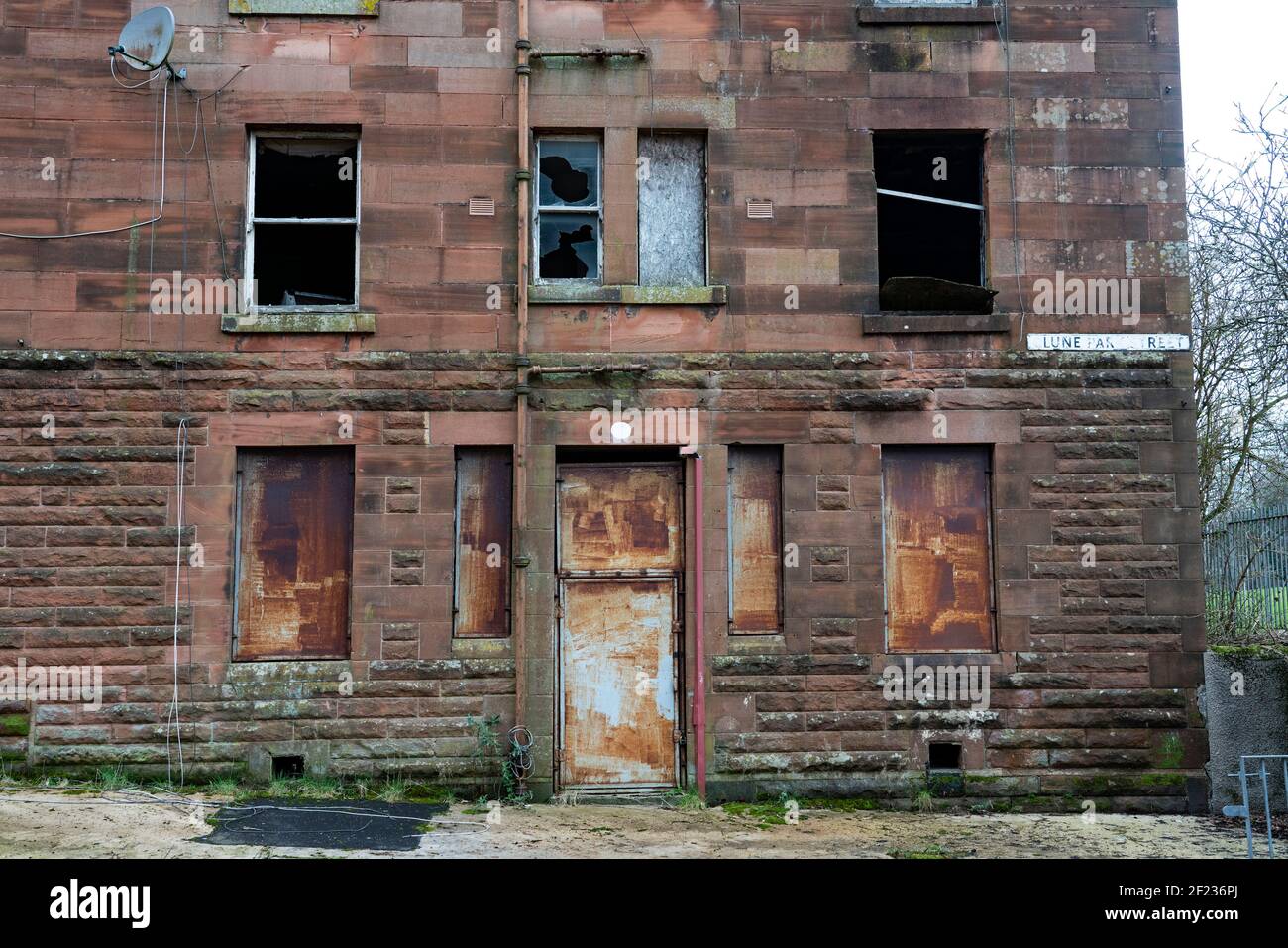 Blick auf verödlte Wohnhäuser im Clune Park in Port Glasgow, Inverclyde. Mietshäuser sollen abgerissen und saniert werden. Schottland, Großbritannien Stockfoto