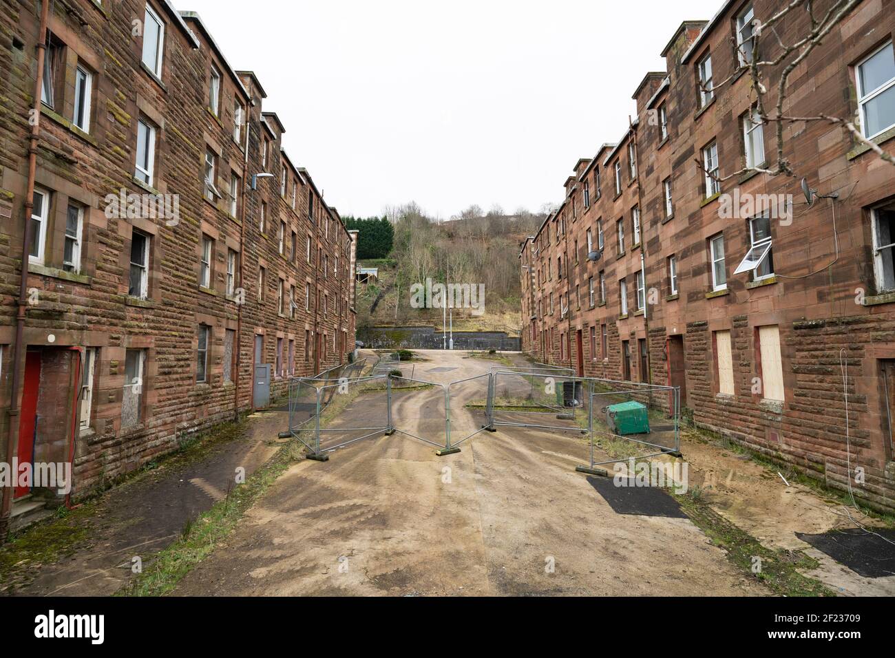 Blick auf verödlte Wohnhäuser im Clune Park in Port Glasgow, Inverclyde. Mietshäuser sollen abgerissen und saniert werden. Schottland, Großbritannien Stockfoto