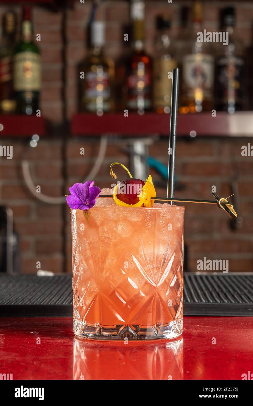Erfrischender kalter Cocktail mit Kirsche an der Bar. Sommer Party Hintergrund. Stockfoto