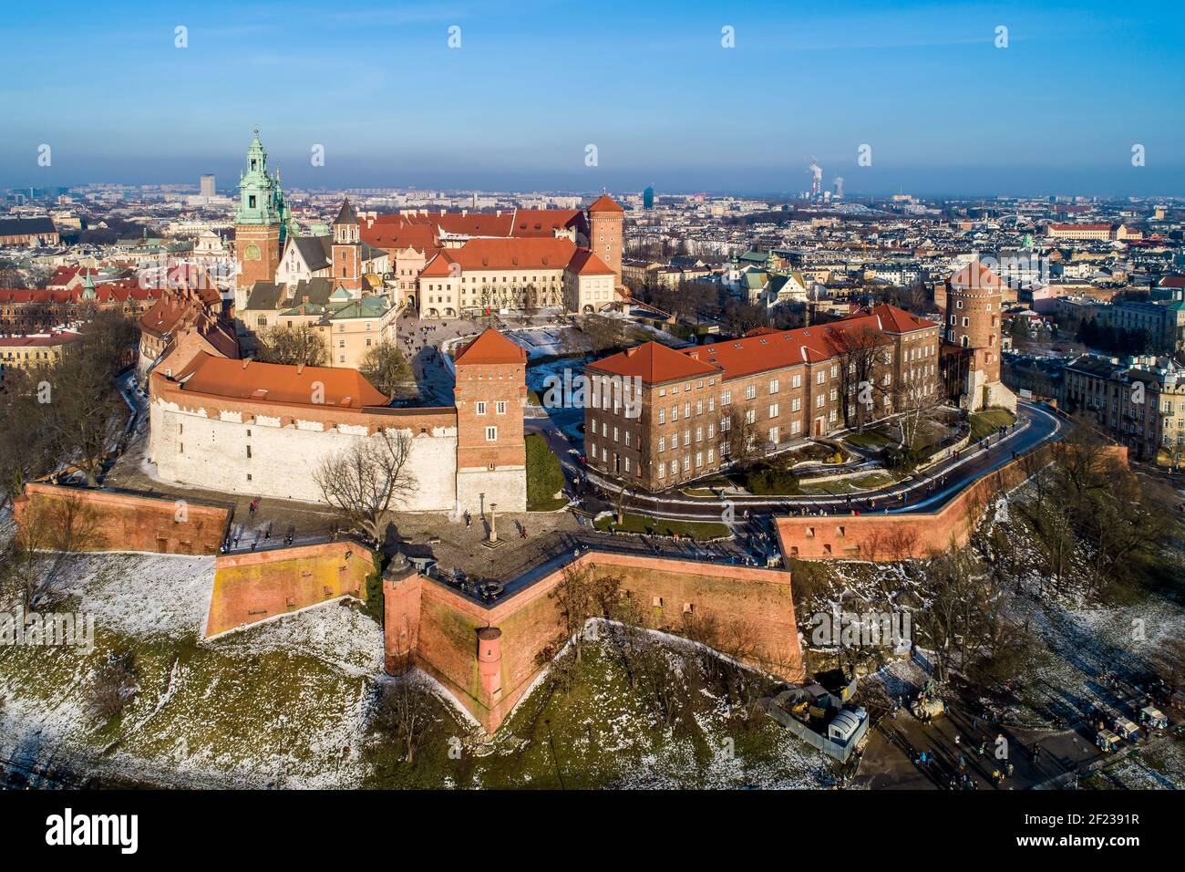 Königliche Wawel-Kathedrale und Schloss in Krakau, Polen. Luftaufnahme im Sonnenuntergang Licht im Winter mit einer Promenade und Spaziergänger Stockfoto