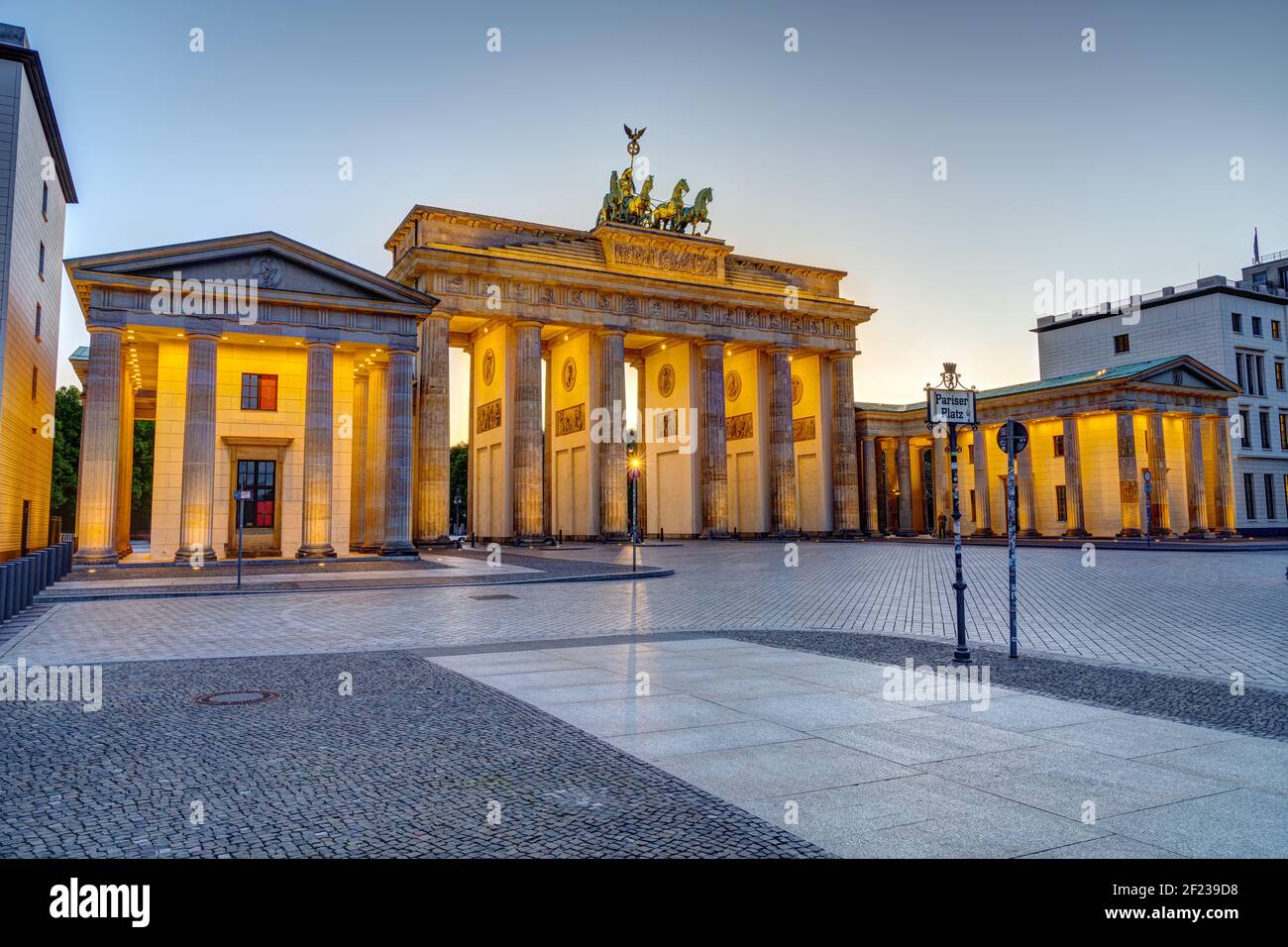 Das berühmte beleuchtete Brandenburger Tor in Berlin bei Sonnenuntergang mit Keine Personen Stockfoto