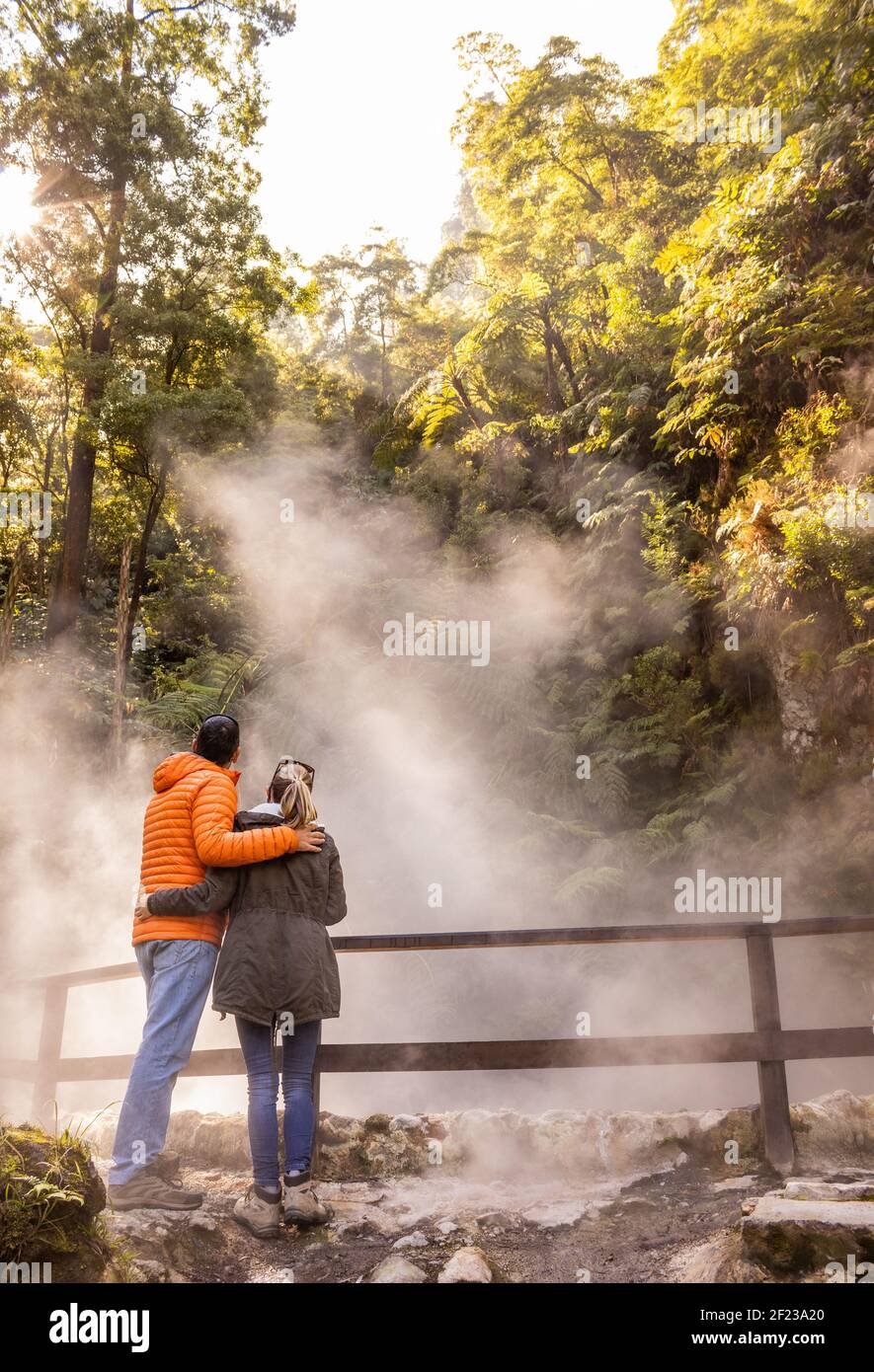 Paar genießen Caldeira Velha, Naturdenkmal auf den Azoren Inseln, Geothermie-Bereich. Stockfoto