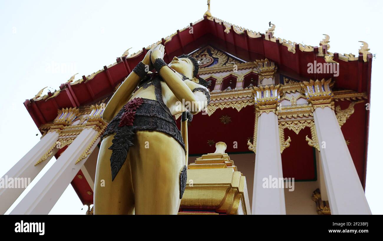 Thai Buddhist Fabelwesen: Statut eines halben menschlichen halben Löwen Kreatur im Thai Buddhist Chetawan Tempel, Selangor, Malaysia Stockfoto