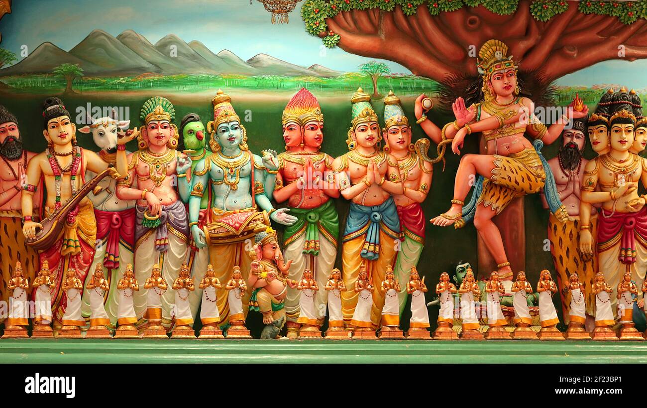 Statuen im Sri Mahamariamman Tempel: Goldene und farbenfrohe Statuen von Hindu-Göttern im Sri Mahamariamman indischen Tempel, Kuala Lumpur, Malaysia Stockfoto Statuen im Sri Mahamariamman Tempel: Goldene und farbenfrohe Statuen von Hindu-Göttern im Sri Mahamariamman indischen Tempel, Kuala Lumpur, Malaysia Stockfoto