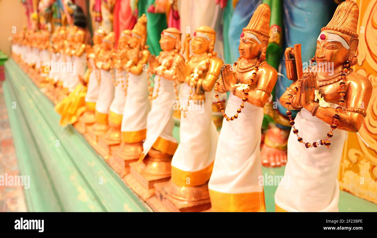 Statuen im Sri Mahamariamman Tempel: Goldene und farbenfrohe Statuen von Hindu-Göttern im Sri Mahamariamman indischen Tempel, Kuala Lumpur, Malaysia Stockfoto Statuen im Sri Mahamariamman Tempel: Goldene und farbenfrohe Statuen von Hindu-Göttern im Sri Mahamariamman indischen Tempel, Kuala Lumpur, Malaysia Stockfoto