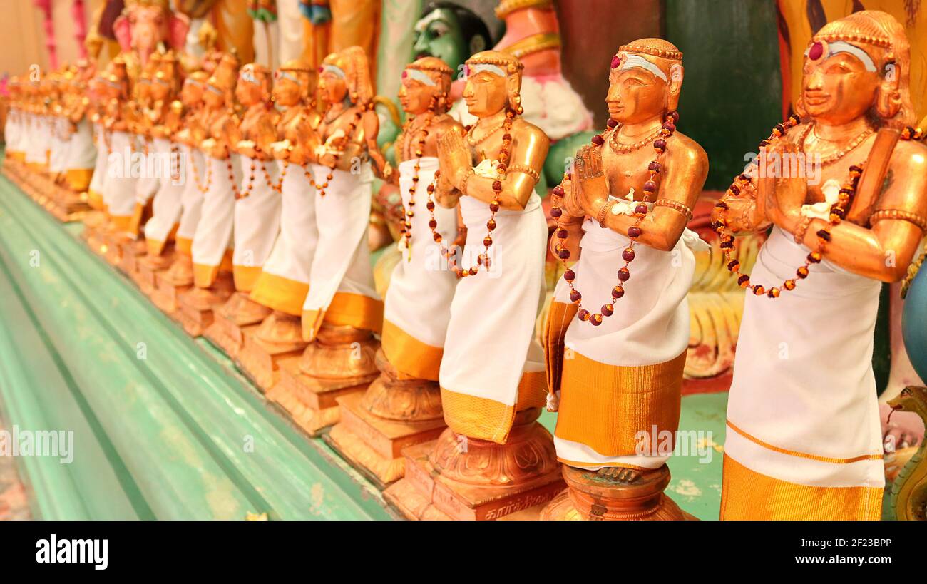 Statuen im Sri Mahamariamman Tempel: Goldene und farbenfrohe Statuen von Hindu-Göttern im Sri Mahamariamman indischen Tempel, Kuala Lumpur, Malaysia Stockfoto Statuen im Sri Mahamariamman Tempel: Goldene und farbenfrohe Statuen von Hindu-Göttern im Sri Mahamariamman indischen Tempel, Kuala Lumpur, Malaysia Stockfoto