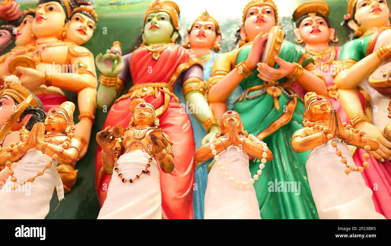 Statuen im Sri Mahamariamman Tempel: Goldene und farbenfrohe Statuen von Hindu-Göttern im Sri Mahamariamman indischen Tempel, Kuala Lumpur, Malaysia Stockfoto Statuen im Sri Mahamariamman Tempel: Goldene und farbenfrohe Statuen von Hindu-Göttern im Sri Mahamariamman indischen Tempel, Kuala Lumpur, Malaysia Stockfoto