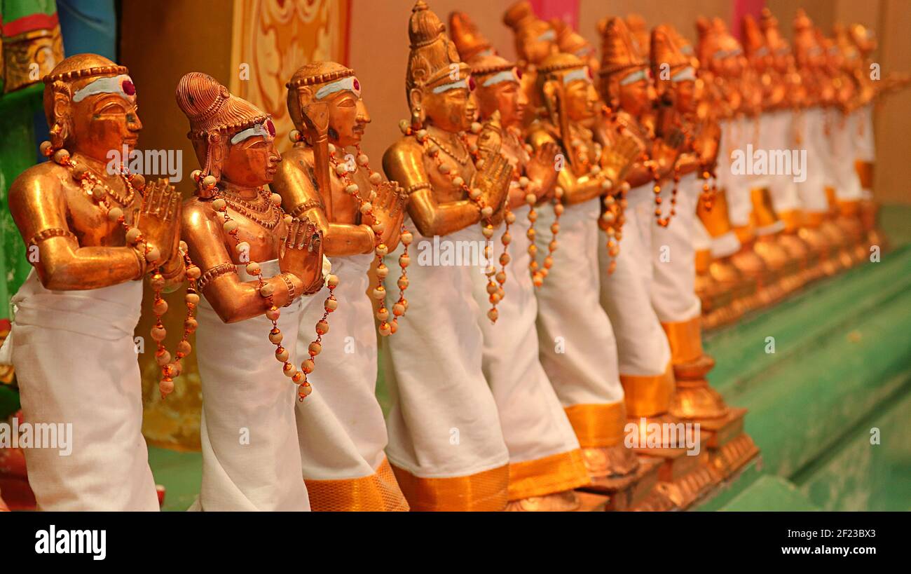 Statuen im Sri Mahamariamman Tempel: Goldene und farbenfrohe Statuen von Hindu-Göttern im Sri Mahamariamman indischen Tempel, Kuala Lumpur, Malaysia Stockfoto