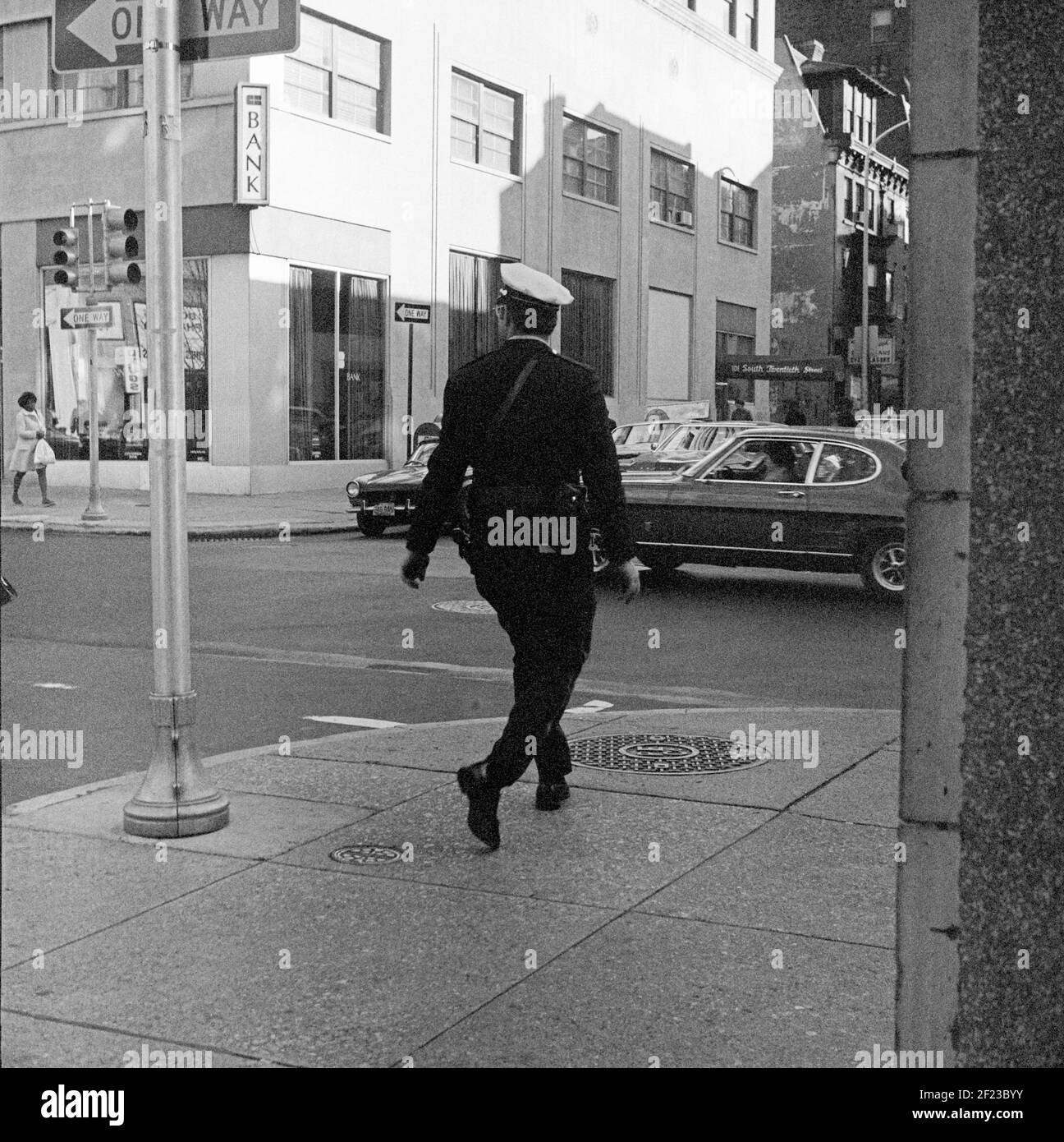 Ein Offizier geht auf dem Bürgersteig, Philadelphia PA., USA, 1976 Stockfoto