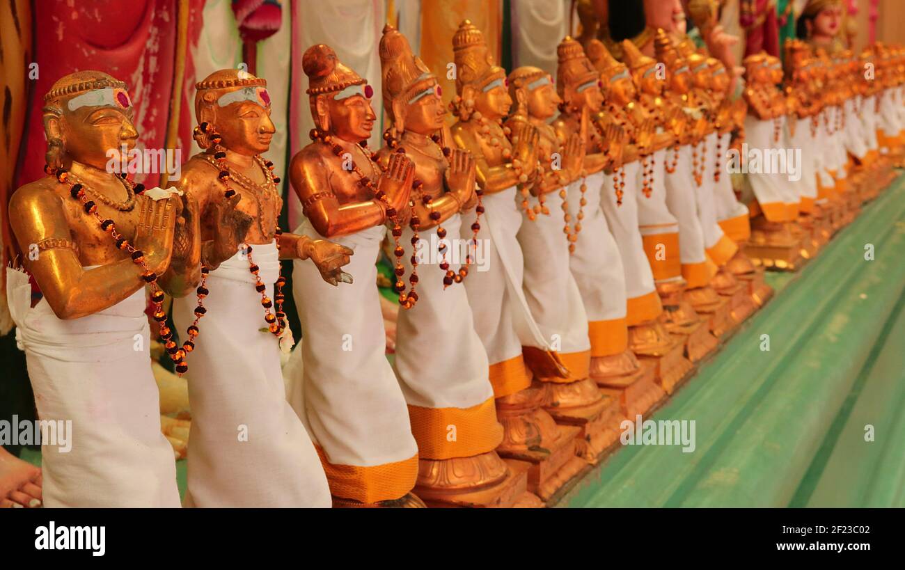 Statuen im Sri Mahamariamman Tempel: Goldene und farbenfrohe Statuen von Hindu-Göttern im Sri Mahamariamman indischen Tempel, Kuala Lumpur, Malaysia Stockfoto