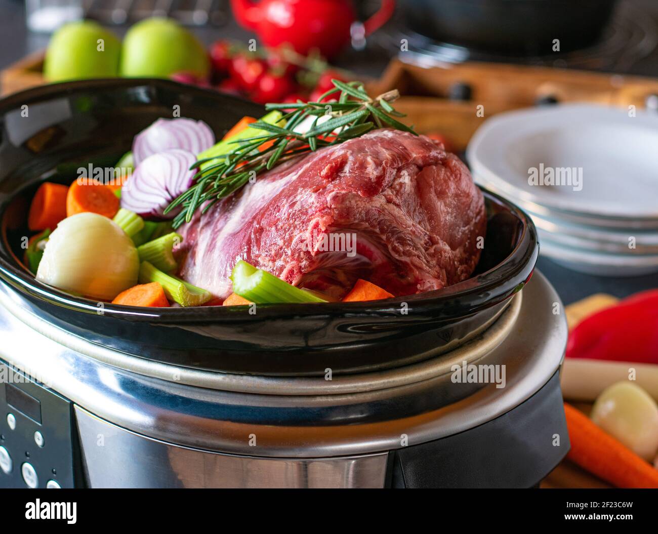 Slow Cooker Braten Sie mit Gemüse - Vorbereitung Stockfoto