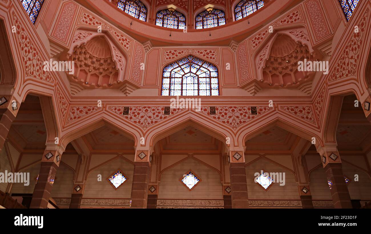 Islamische ArchitekturInnenarchitektur der Putra-Moschee, auch als Rosa Moschee bekannt, in Putrajaya. Eine der größten Moscheen Malaysias Stockfoto