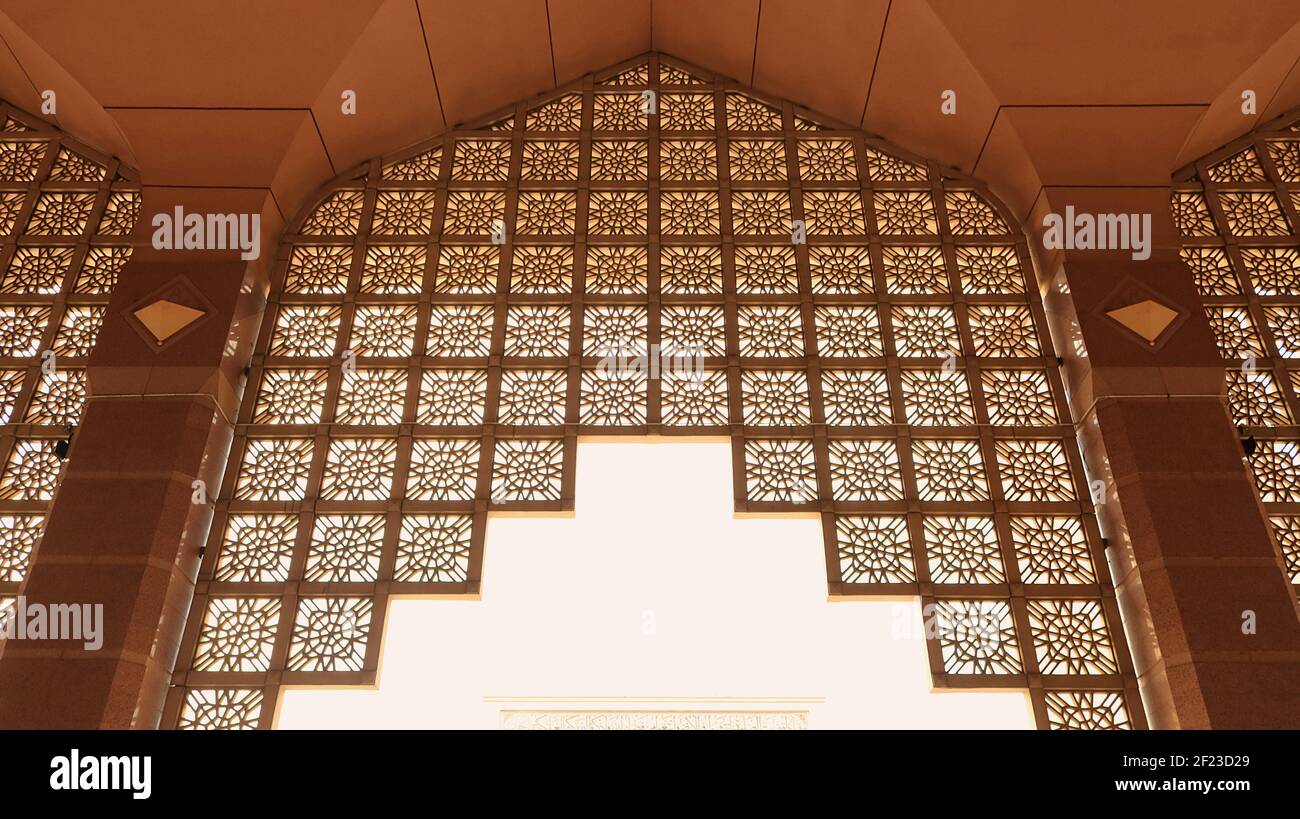 Islamische Architektur: Hinterbau der Putra-Moschee (Masjid Putra), auch als Rosa Moschee bekannt, in Putrajaya Stockfoto