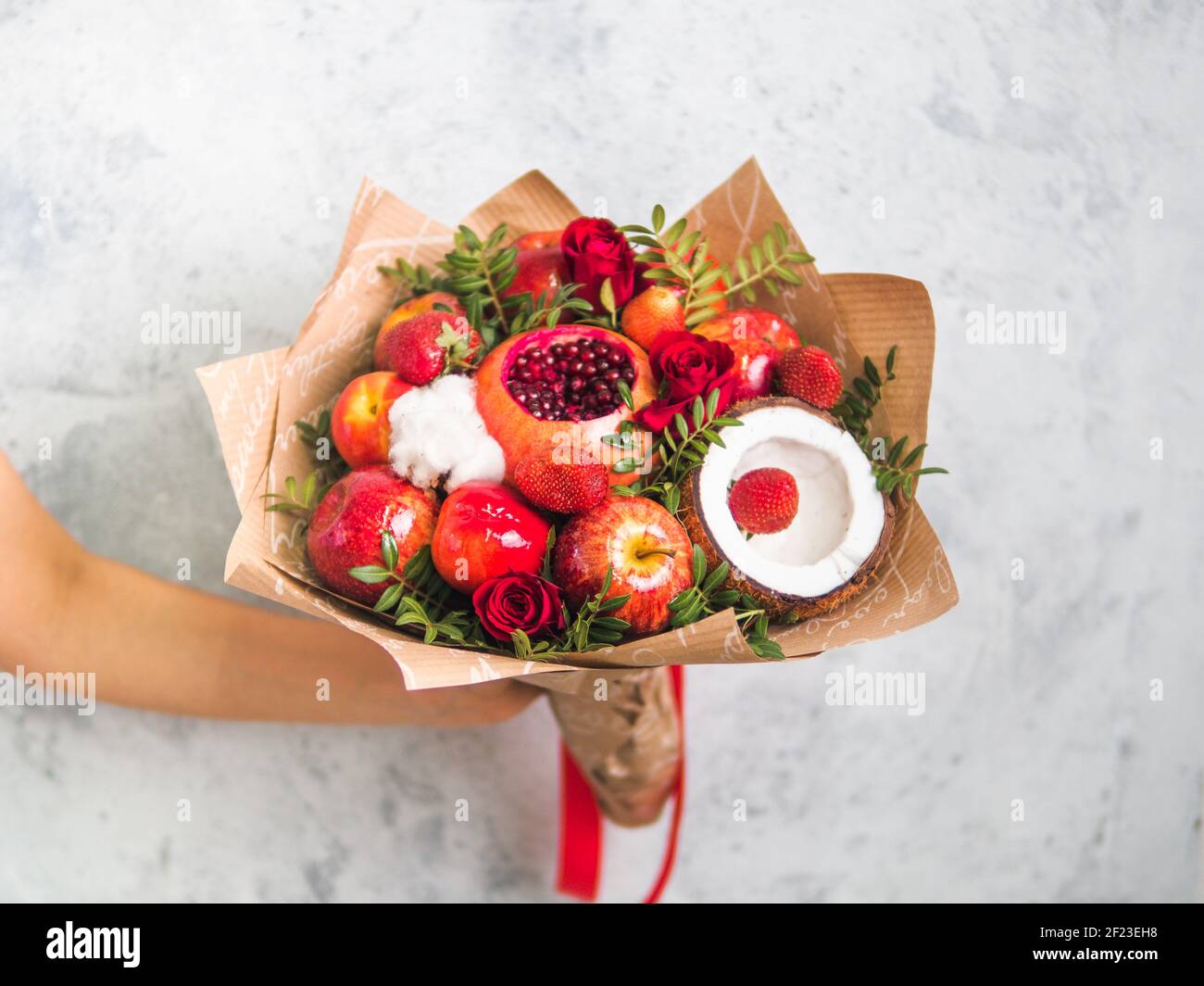 Essen Bouquet in weiblicher Hand Stockfoto