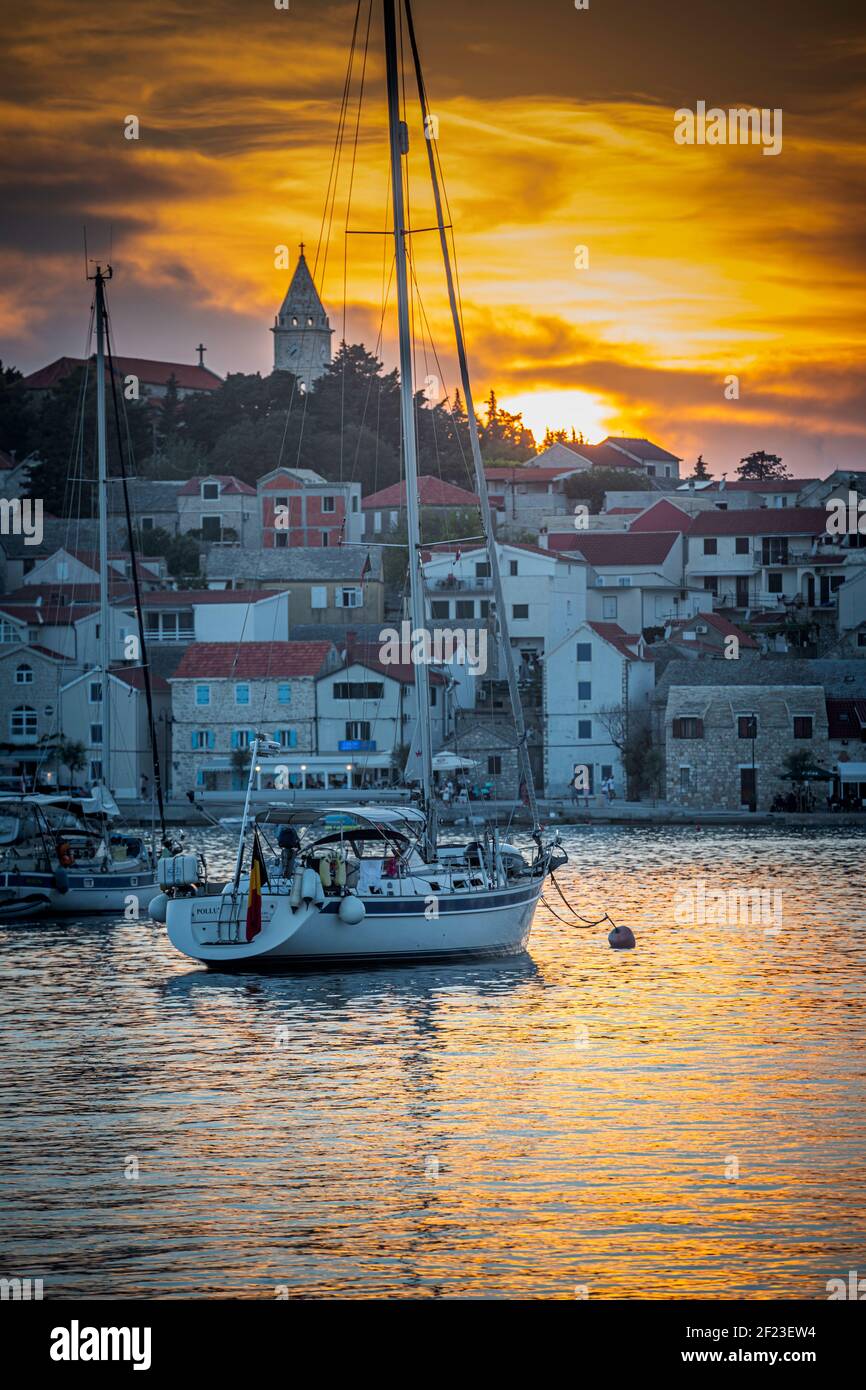 Segelboote Liegeplatz in der Stadt Primosten, Kroatien. Segeln Lifestyle Stockfoto