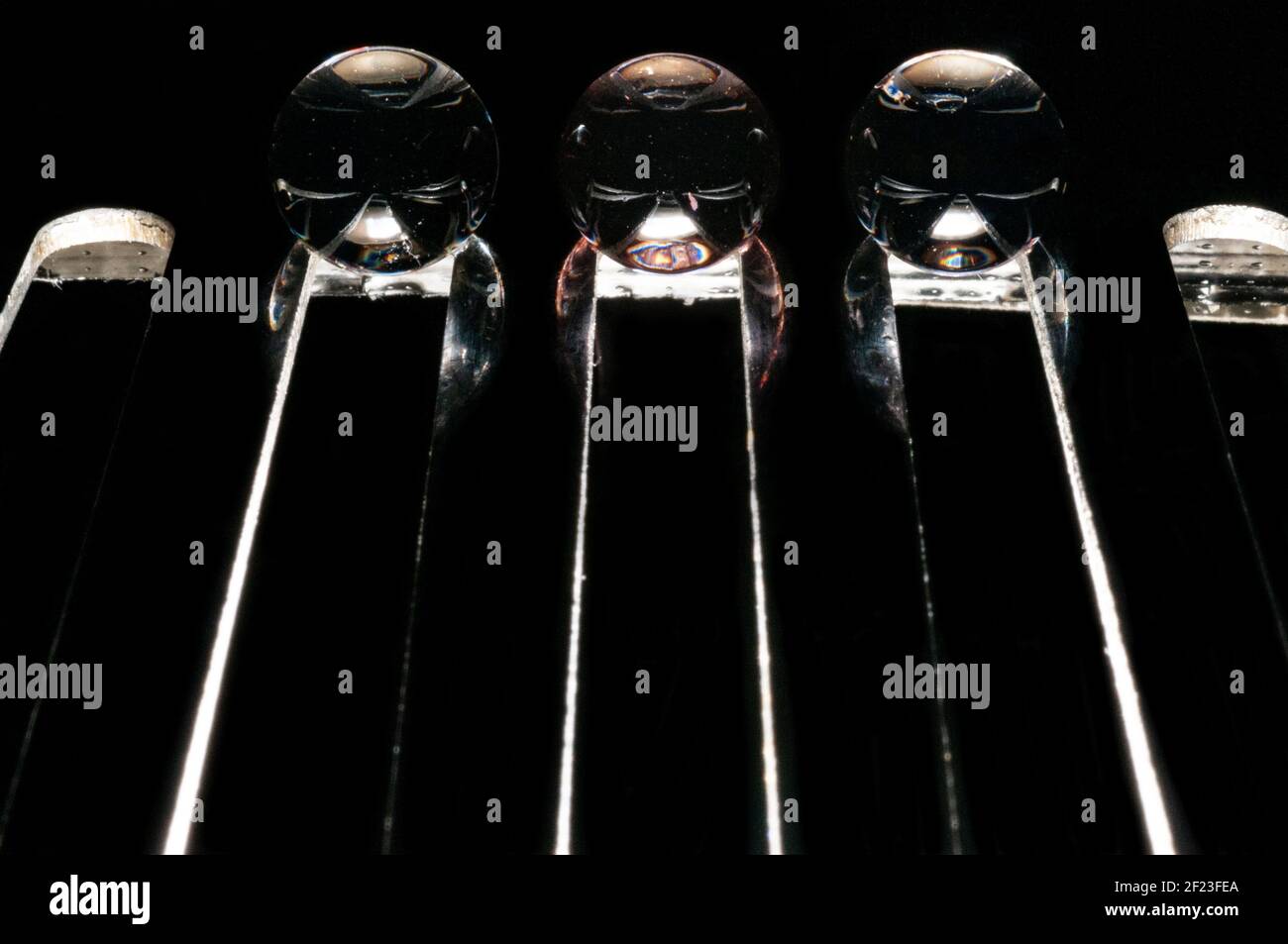 Kugeln im Gleichgewicht auf Inox-Stahlträger und schwarzem Hintergrund Stockfoto