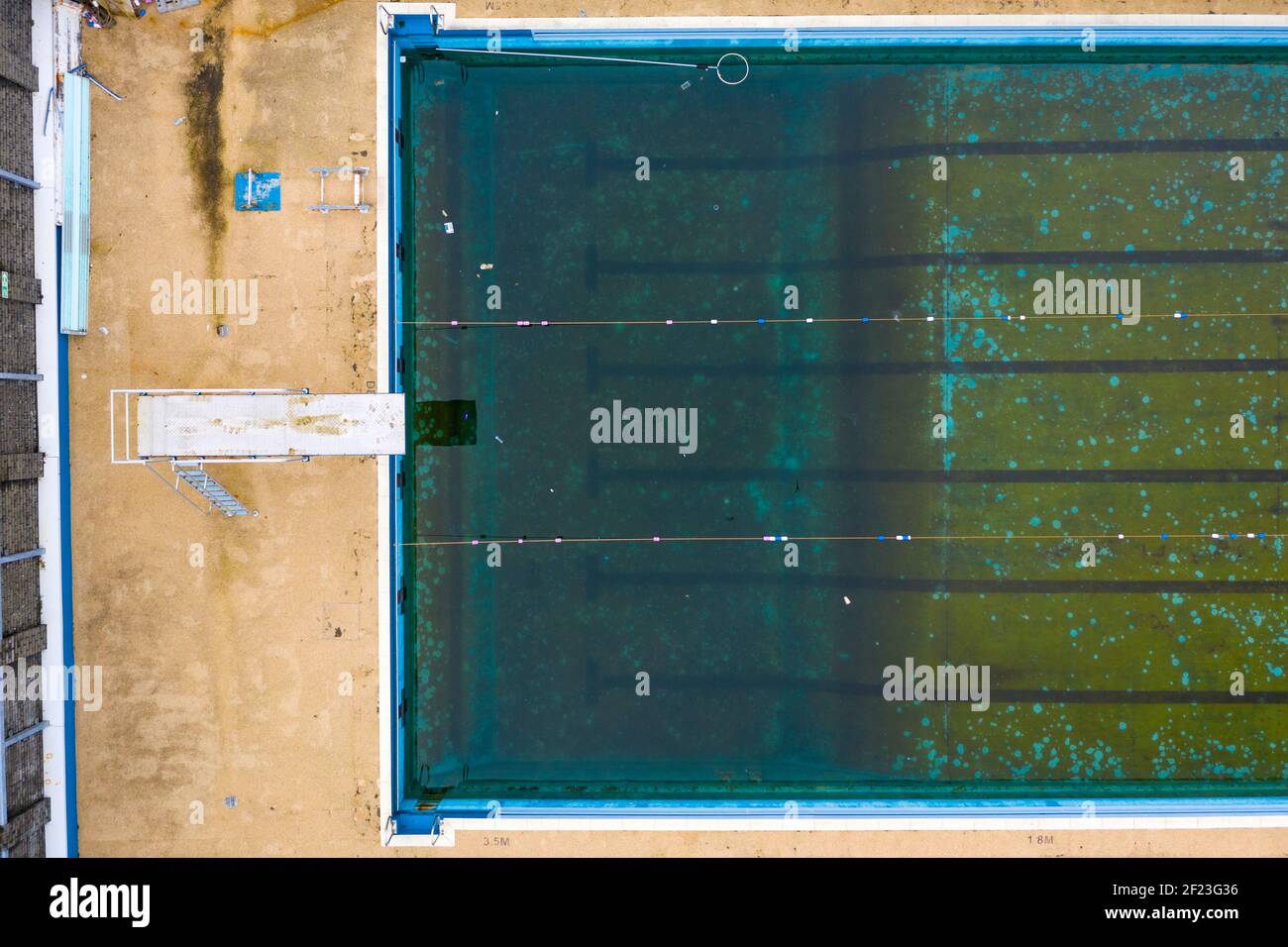 Luftdrohnen-Ansicht von schmutzigem stagnierendem Wasser im Freibad von Gourock während der covid-19-Sperre, Inverclyde, Schottland, Großbritannien Stockfoto