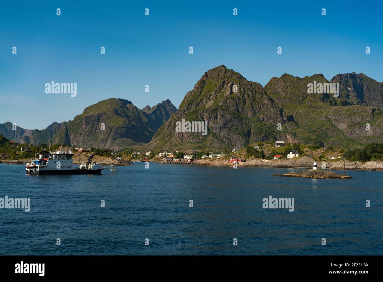 MOSKENES, NORWEGEN 26. JULI 2019 Schnellfähre und Schnellboot von Moskenes nach Bodo auf den