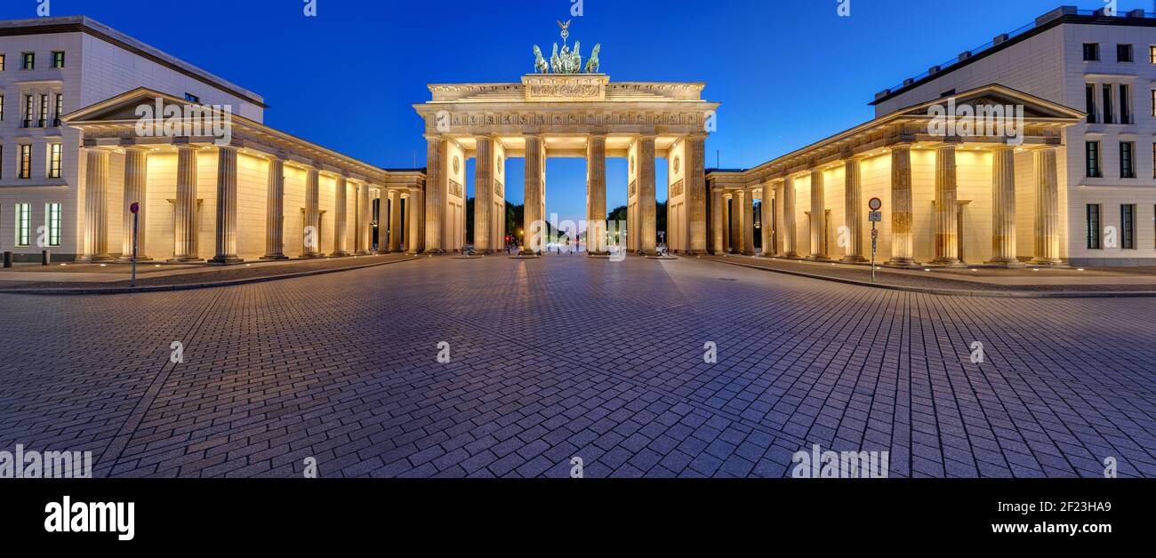 Panorama des beleuchteten Brandenburger Tors in Berlin nach Sonnenuntergang ohne Menschen Stockfoto