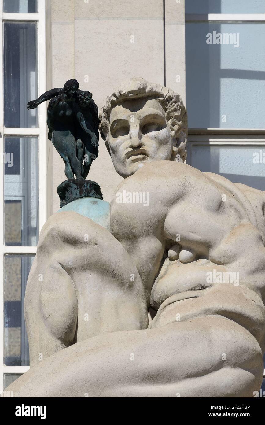 London, England, Großbritannien. Skulptur: 'Wohlwollen und Menschlichkeit' von Ernest Cole, Bildhauer. 1921. Portland Stein. An der Westfassade von County Hall auf der so Stockfoto