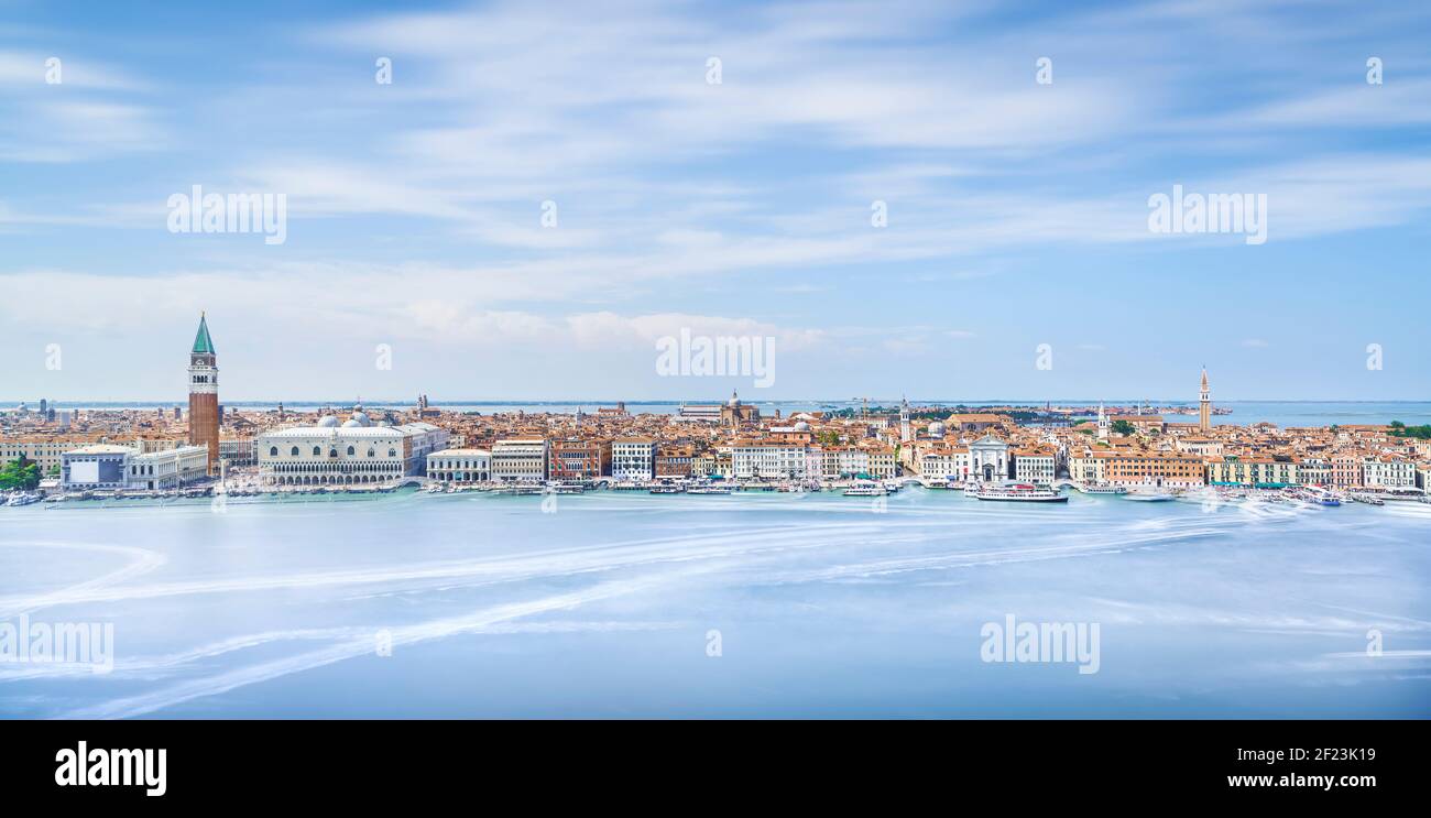Venedig Luftaufnahme, Piazza San Marco oder St Mark Square, Campanile und Dogenpalast oder Dogenpalast und Santa Maria della Salute Kirche. Italien, Europa. Stockfoto