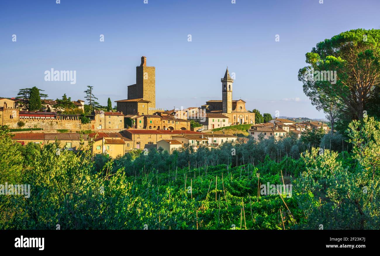Vinci, Leonardo Geburtsort, Dorf Skyline Weinberge und Olivenbäume bei Sonnenuntergang. Florenz, Toskana Italien Europa. Stockfoto
