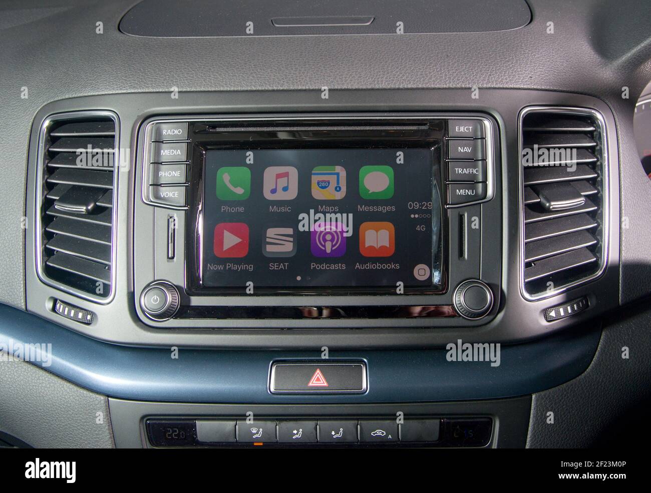 Apple CarPlay-Bildschirm in einem Alhambra People Carrier MPV mit 2016 SITZPLÄTZEN Stockfoto