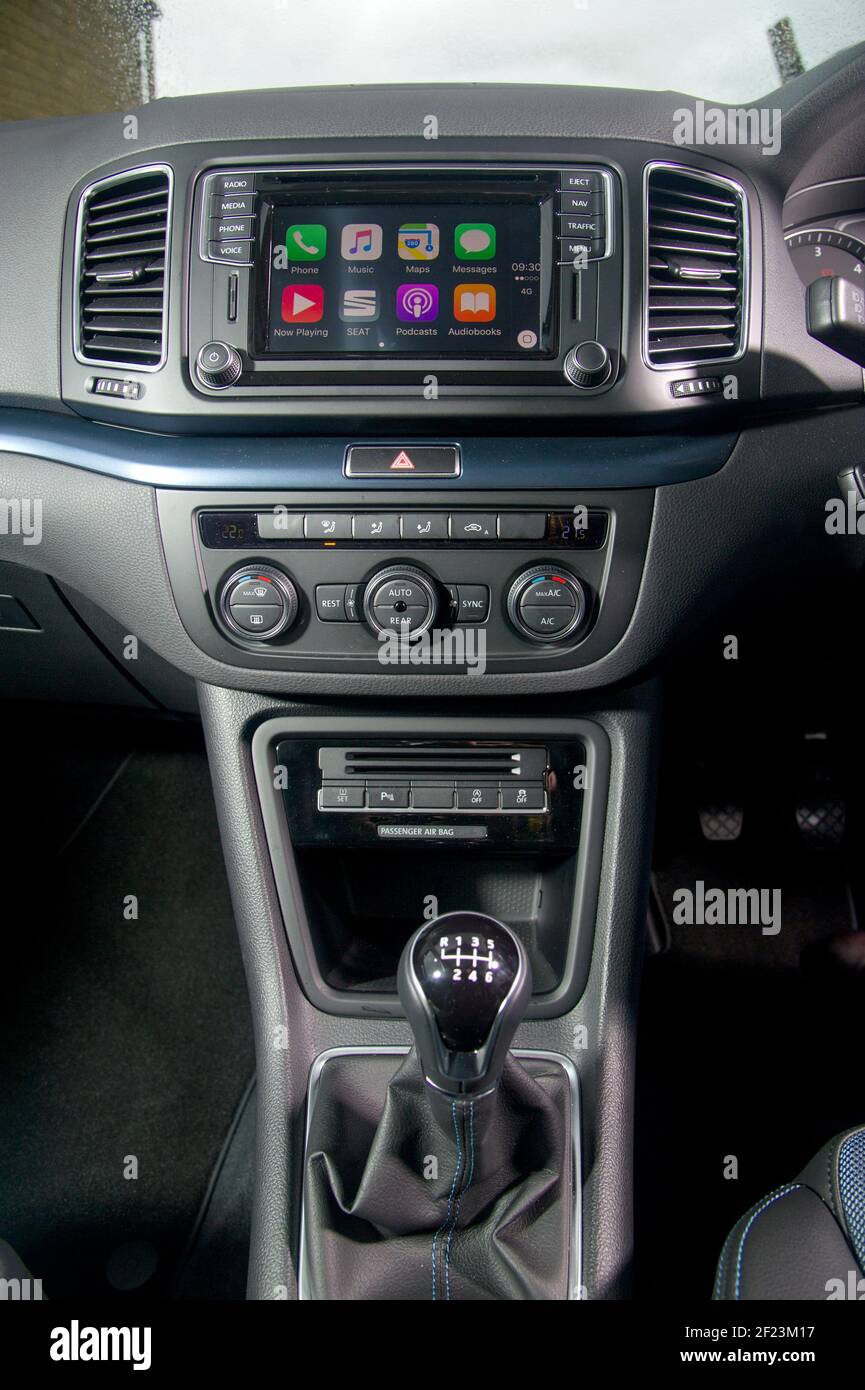 Apple CarPlay-Bildschirm in einem Alhambra People Carrier MPV mit 2016 SITZPLÄTZEN Stockfoto