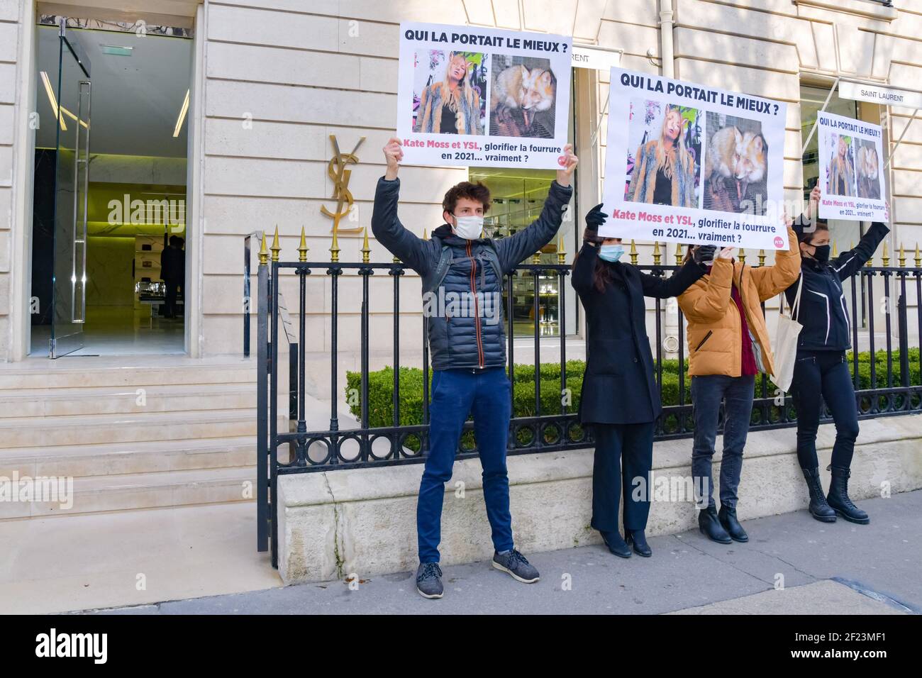 Paris, Frankreich. März 2021, 10th. Tierschützer nehmen an einem Protest für die PETA France (Menschen für den ethischen Umgang mit Tieren) vor dem Yves Saint Laurent-Einzelhandelsgeschäft Avenue Montaigne Teil. Die Gruppe ruft die Marke dazu auf, die Verwendung von Pelz einzustellen, wie es viele Luxusmarken bereits getan haben. Paris, Frankreich, 10th. März 2021. Foto von Jana Call Me J/ABACAPRESS.COM Quelle: Abaca Press/Alamy Live News Stockfoto