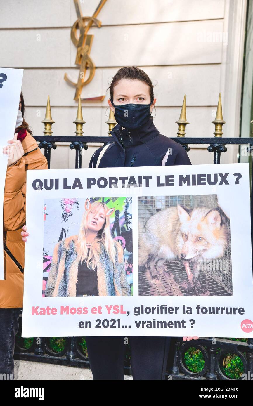 Paris, Frankreich. März 2021, 10th. Tierschützer nehmen an einem Protest für die PETA France (Menschen für den ethischen Umgang mit Tieren) vor dem Yves Saint Laurent-Einzelhandelsgeschäft Avenue Montaigne Teil. Die Gruppe ruft die Marke dazu auf, die Verwendung von Pelz einzustellen, wie es viele Luxusmarken bereits getan haben. Paris, Frankreich, 10th. März 2021. Foto von Jana Call Me J/ABACAPRESS.COM Quelle: Abaca Press/Alamy Live News Stockfoto