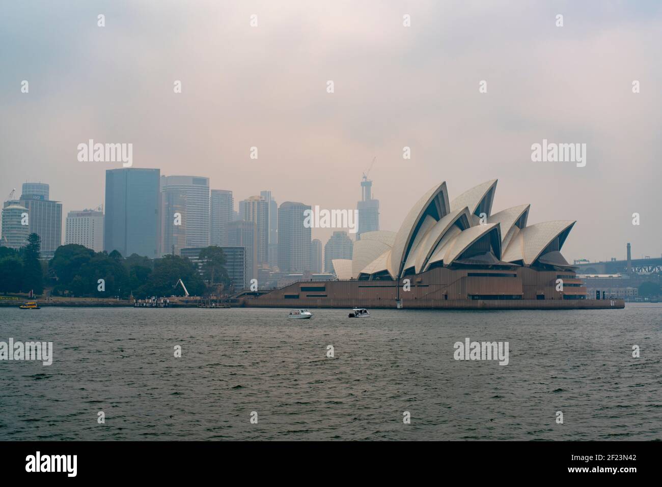 Sydney Opera House, Blick auf den Fluss bei Feuer- und Rauchgefahr Stockfoto