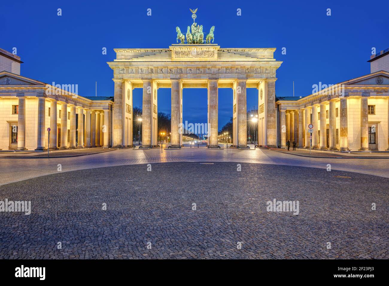 Das beleuchtete Brandenburger Tor in Berlin bei Sonnenaufgang ohne Menschen Stockfoto