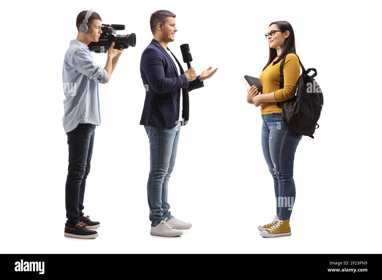 In voller Länge Profilaufnahme eines Reporters, der eine Frau interviewte Schüler- und Kameramann-Aufnahmen isoliert auf weißem Hintergrund Stockfoto