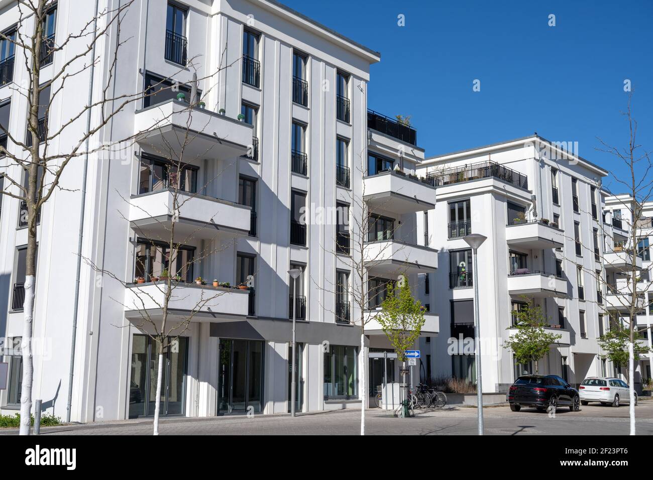 Neue weiße Mehrfamilienhaus in Berlin gesehen, Deutschland Stockfoto