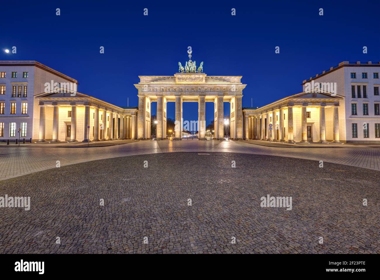 Panorama des berühmten beleuchteten Brandenburger Tors in Berlin bei Nacht ohne Menschen Stockfoto