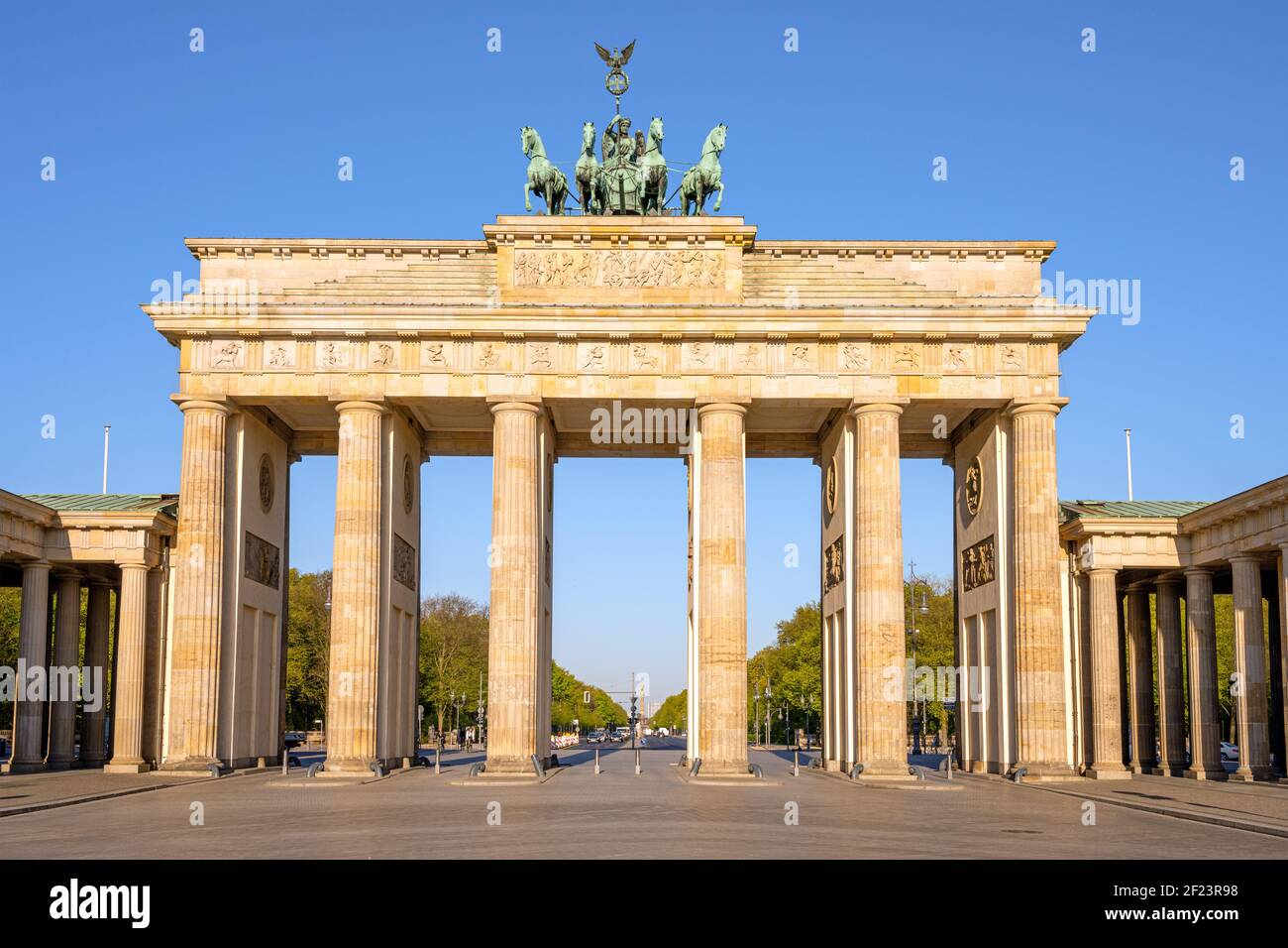 Das berühmte Brandenburger Tor in Berlin früh am Morgen ohne Menschen Stockfoto