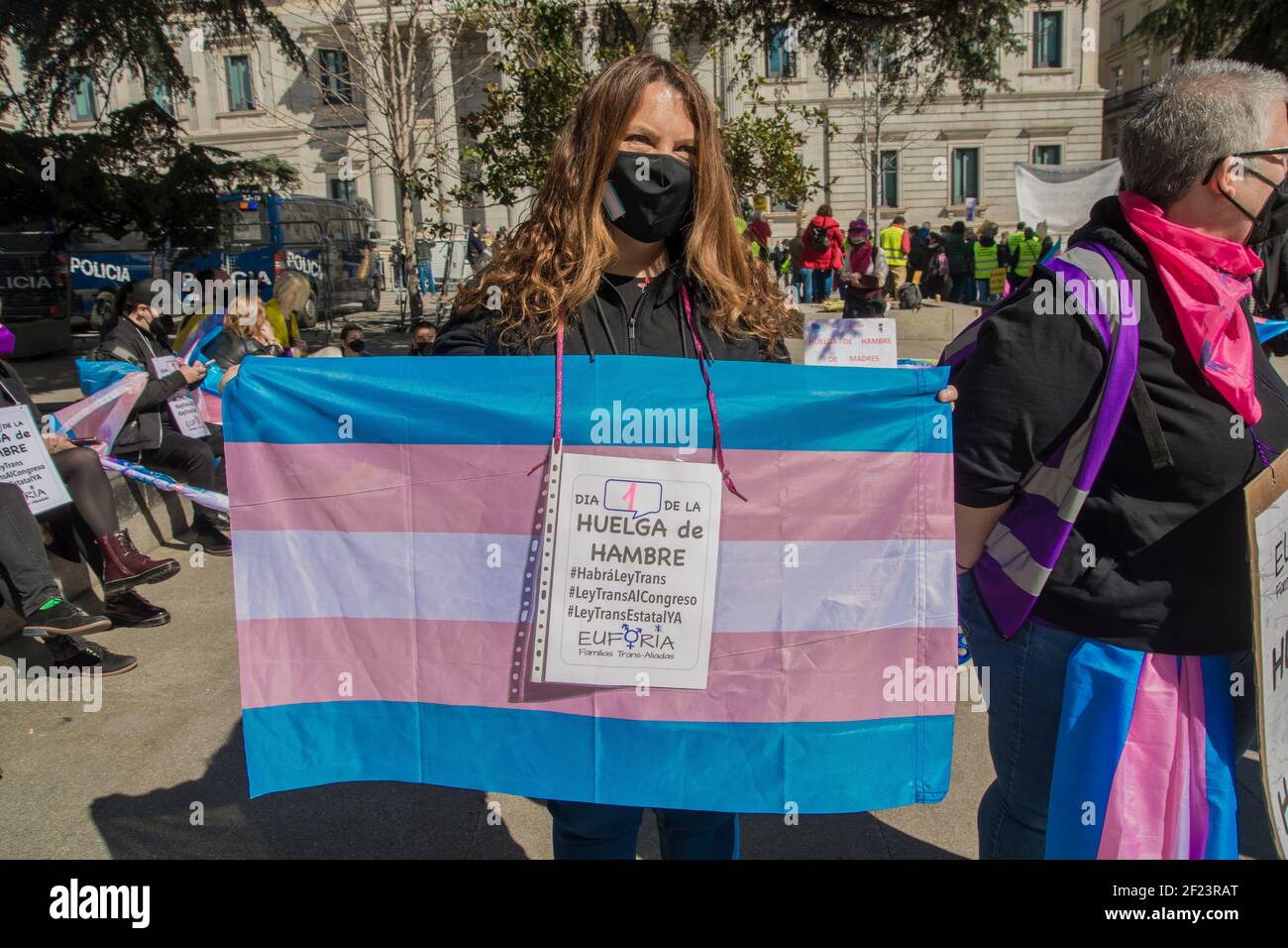 Die Trans-Kollektive haben heute vor dem Abgeordnetenkongreß ihren Hungerstreik eröffnet, um die Eintragung des Trans-Gesetzes im parlament zu fordern. Aktivisten wie Mar Cambrollé von der Trans Platform Federation und Natalia Averín von Euforia waren anwesend, beide begleitet von Aktivisten und Trans-Leuten. Darüber hinaus sind Vertreter des Investiturblocks wie Íñigo Errejón von Más País und Joan Baldoví von Compromis bei der Konzentration erschienen. "Wir bitten darum, dass der Investiturblock, der entscheidend für eine Regierung war, das Gesetz im Kongress registriert", kündigt an Stockfoto