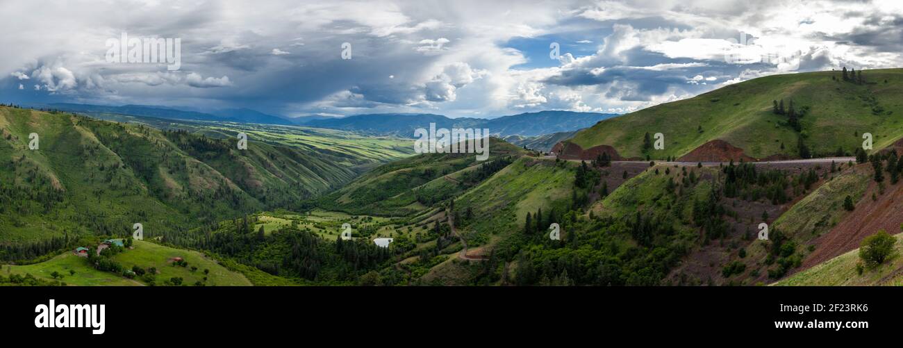 Panoramabild des White Bird Canyon in Idaho im Frühling. Stockfoto