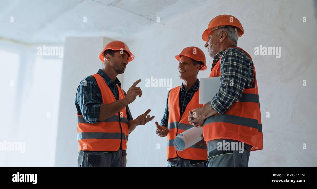 Baumeister beim Gespräch mit Kollegen auf der Baustelle Stockfoto