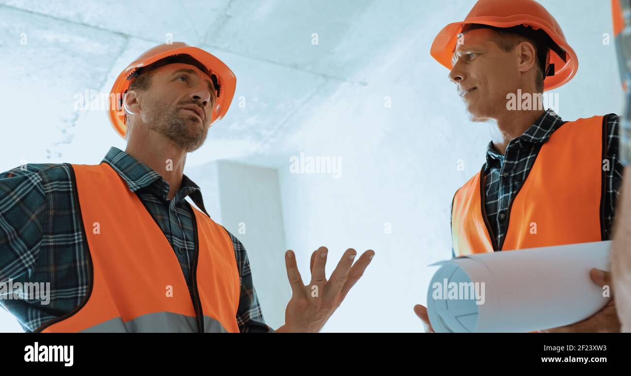 baumeister in Harthut gestikuliert beim Gespräch auf der Baustelle Stockfoto