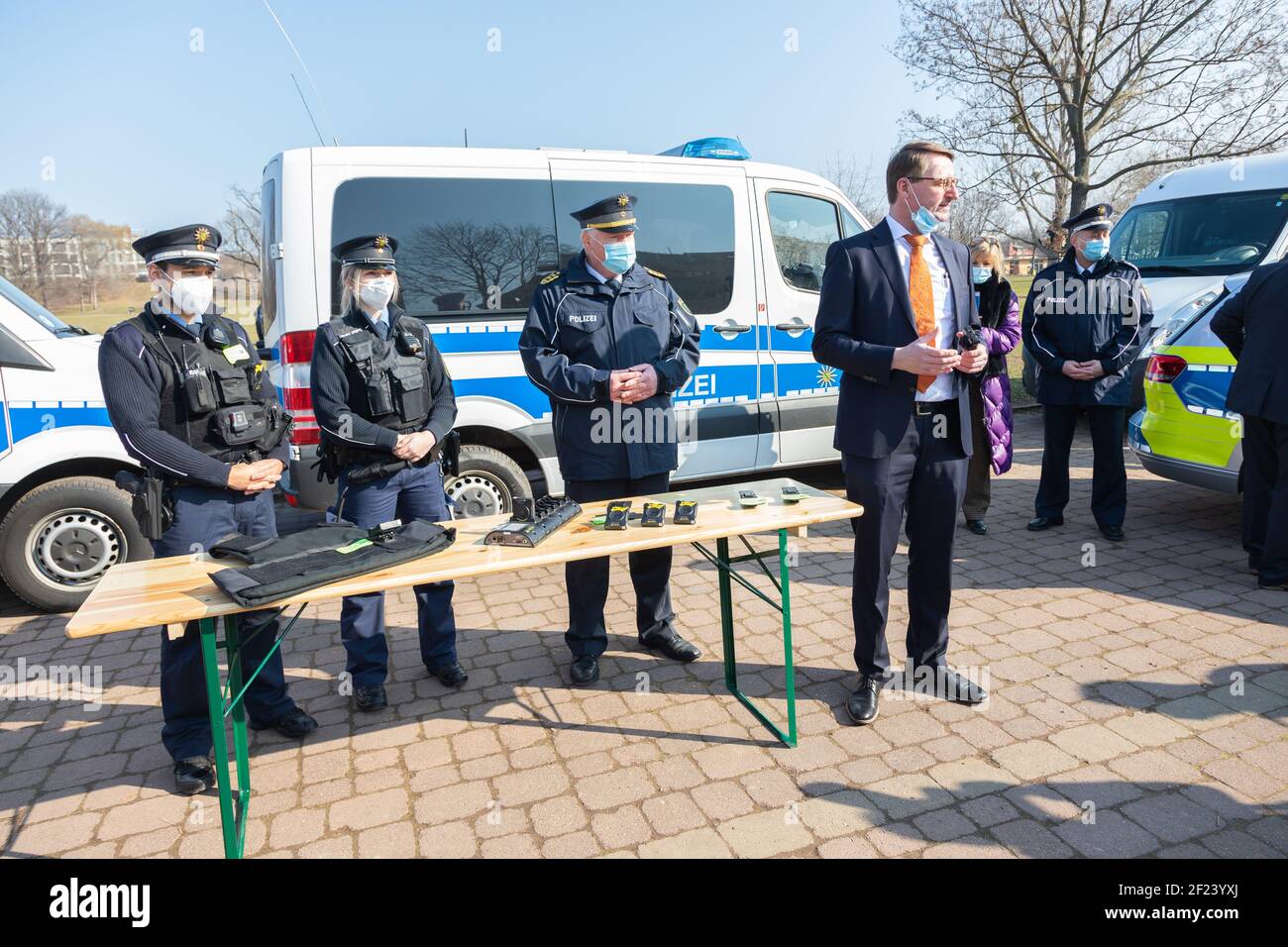 Innenminister Prof. Dr. Roland Wöller und Landespolizipräsident Horst Kretzschmar beim Pressetermin zur Einführung des neuen Einsatzmittels Bodycam Stockfoto