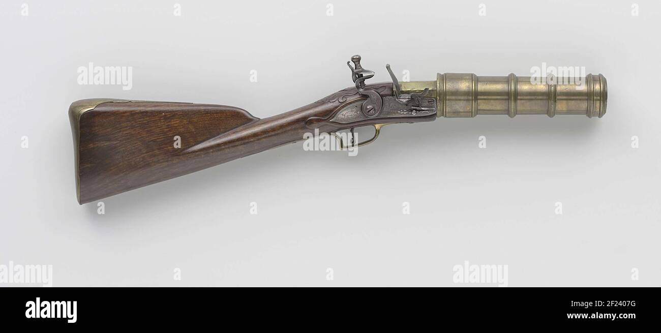 Das Schloss ist blau und mit Blättern, einer Yacht-Szene mit zwei Hunden und einem Wildschwein, und die Unterschrift graviert. Die Geelkoperenschlaufe besteht aus einer gerollten Platte und kann verschraubt werden; mit Ringen und einer doppelten Posaune versehen; zeigt Spuren von Vergoldung. Der Kolben besteht nur aus einem Griff und wurde mit Locken in Relief geschnitten. Der Teig der zuvor vergoldeten, gegossenen Wahlschalter besteht aus einer abgewinkelten Traktorhalterung mit einer Wellung zum Traktor, der Schraubenplatte mit einem Akanthus-Blatt, und der Kolben graviert und Suite; Keine Möglichkeit für einen Ladestab. Stockfoto
