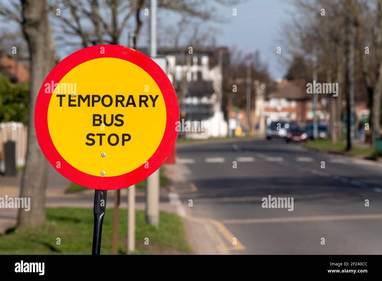 Temporäre Bushaltestelle Schild in Southend on Sea, Essex, Großbritannien. Helles kreisförmiges Schild. Änderung der öffentlichen Verkehrsmittel Stockfoto