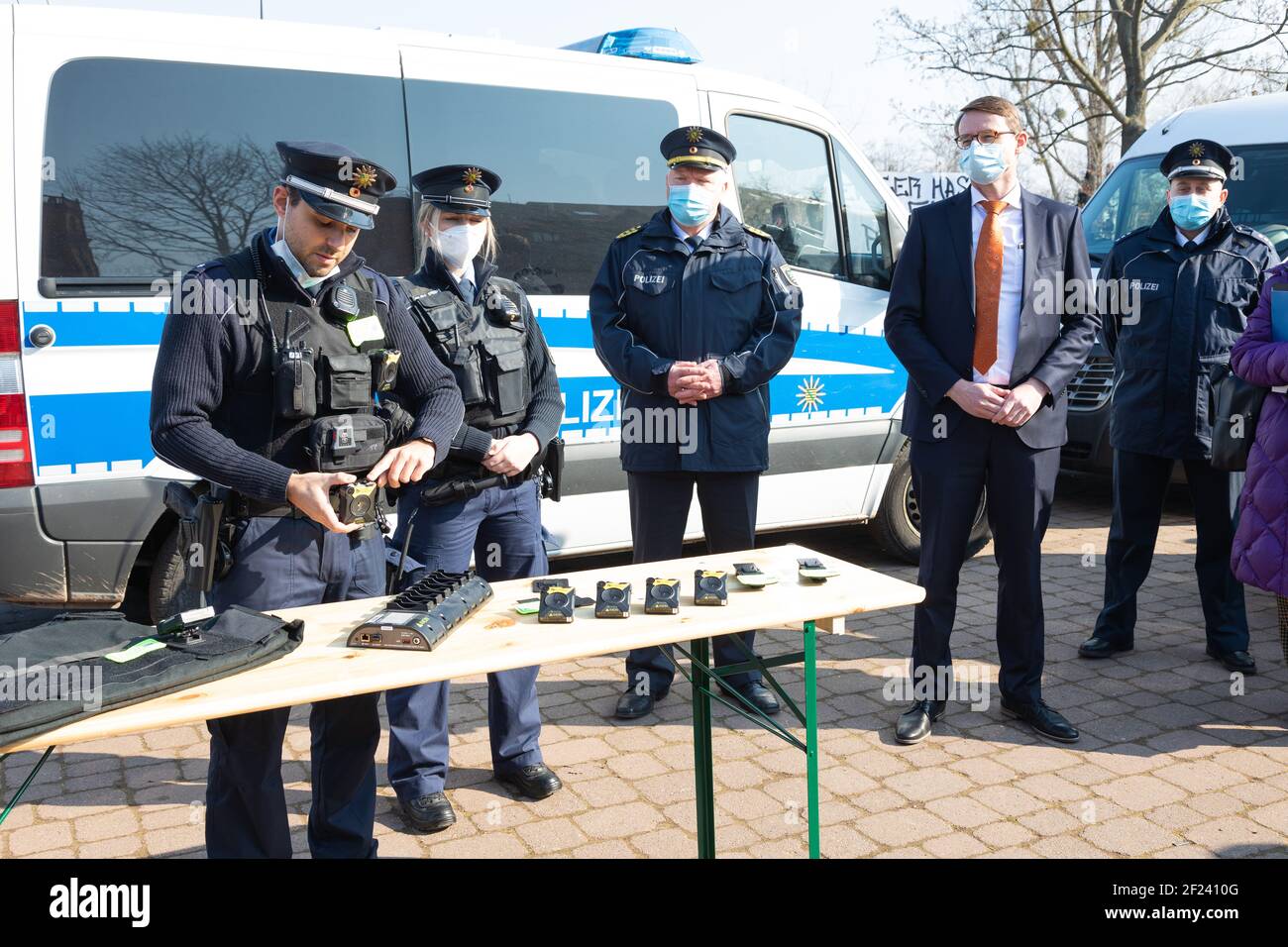 Innenminister Prof. Dr. Roland Wöller und Landespolizipräsident Horst Kretzschmar beim Pressetermin zur Einführung des neuen Einsatzmittels Bodycam Stockfoto