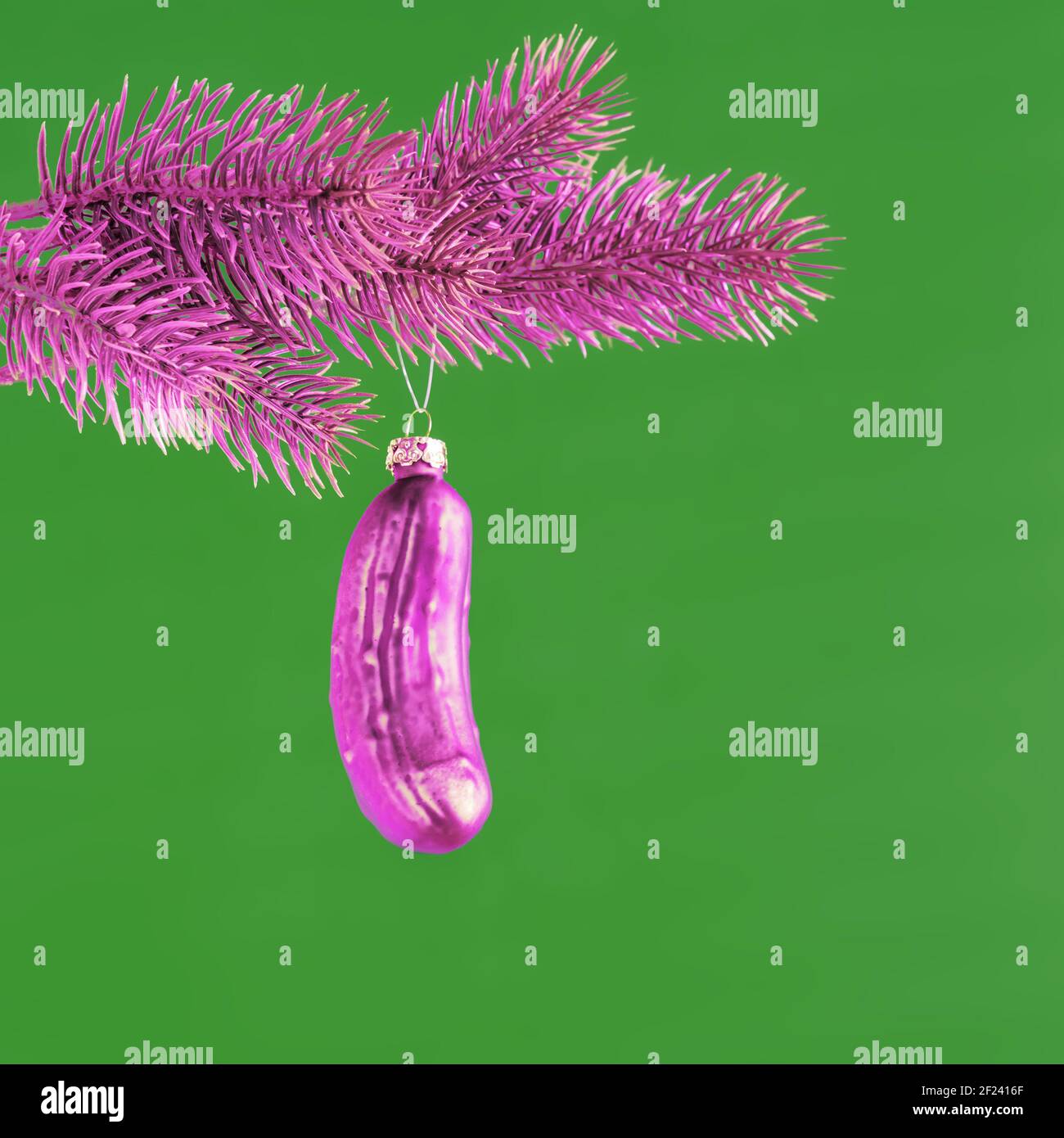 Typische weihnachtliche Gurkenkinder-Dekoration Stockfoto