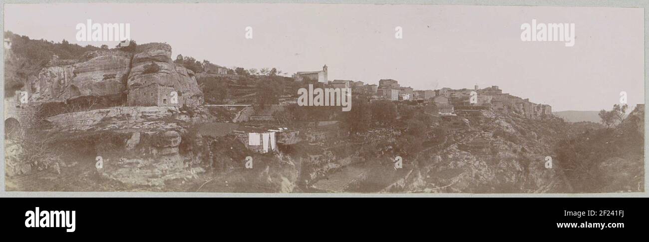 Gezicht op Tourrettes-lès-Vence.Teil des Fotoalbums eines französischen Amateurfotografen mit Aufnahmen von Reisen in Frankreich, Spanien, Belgien, Luxemburg und den Niederlanden, den ersten Automobilen und Autorassen. Stockfoto